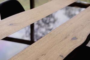 Дубовый стол Ока с естественным краем со стеклом фото